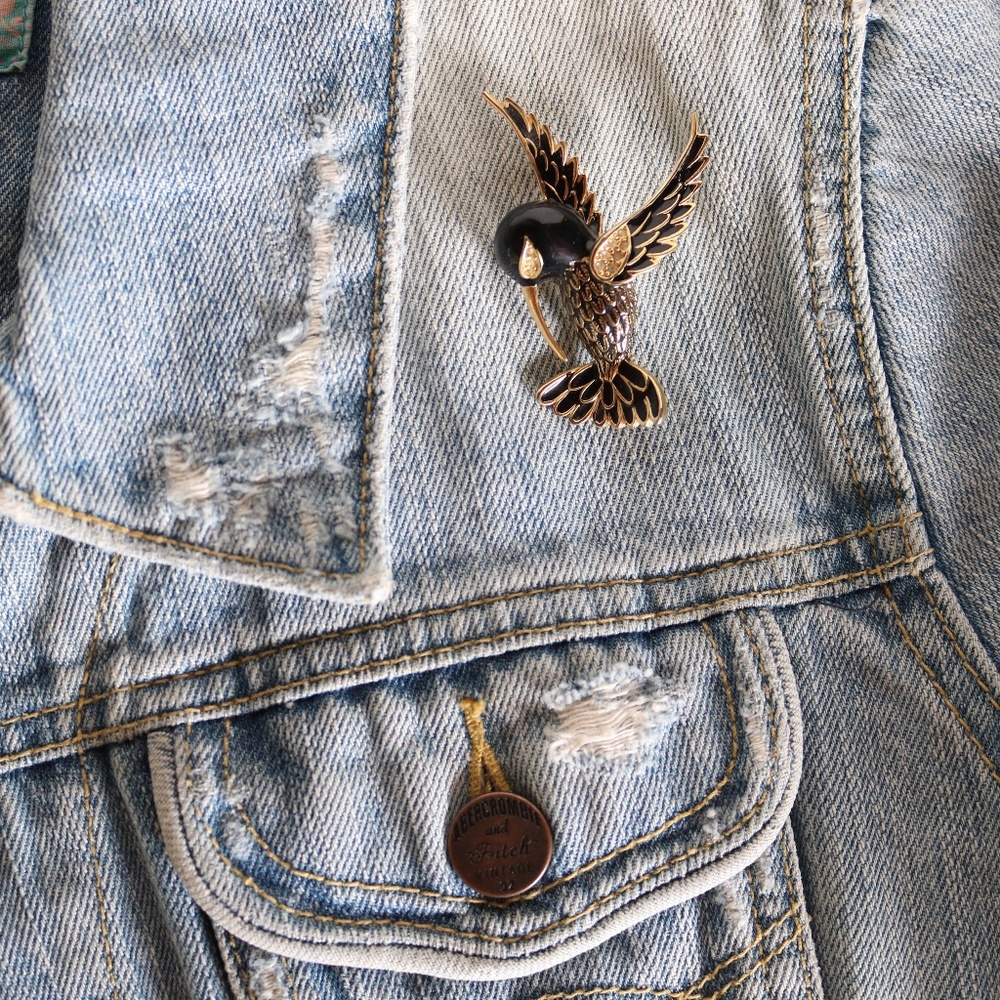 VINTAGE enamel hummingbird pin